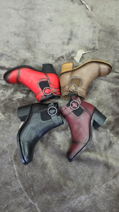 vipclusive Handgefertigte Leder-Stiefelette "Edgy Style" mit seitlichem Cut-Out (Kopie)