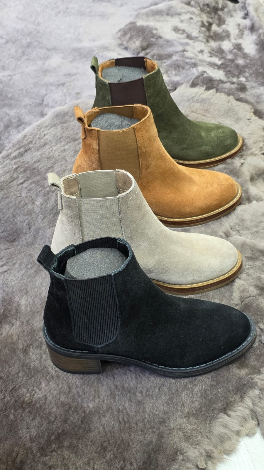 vipclusive Handgefertigter Chelsea Boot aus Veloursleder "Zeitlose Eleganz